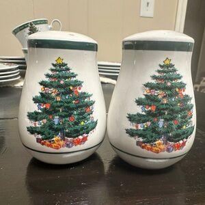 Totally today “Holly tree” Salt and pepper shakers